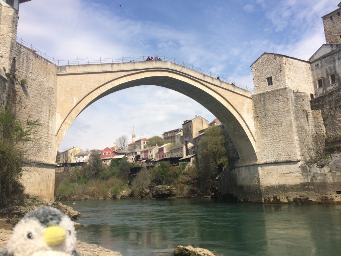 スターリ・モスト橋。西側にカトリック教徒のクロアチア人、東側にイスラム教徒のボシュニャク人が住んでます。