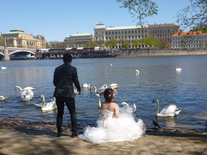 結婚式があったのかな？ヴルタヴァ川の水は綺麗で美しい！