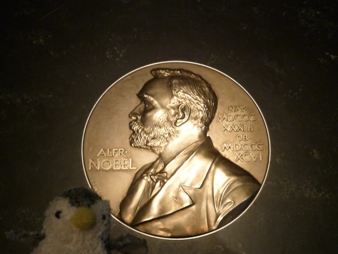 こちらがノーベル賞受賞時に貰えるメダル！真ん中にいる人がアルフレッド・ノーベルさん！
