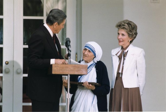 President_Reagan_presents_Mother_Teresa_with_the_Medal_of_Freedom_1985